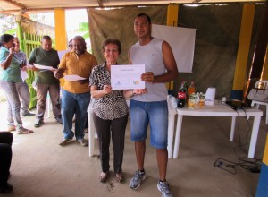 foto-vice-presidente-do-sindicondominio-df-maria-delzuite-nolasco-fazendo-entrega-de-certificados