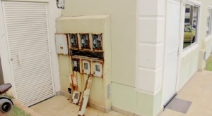Moradores estão preocupados com caixas de energia enferrujadas